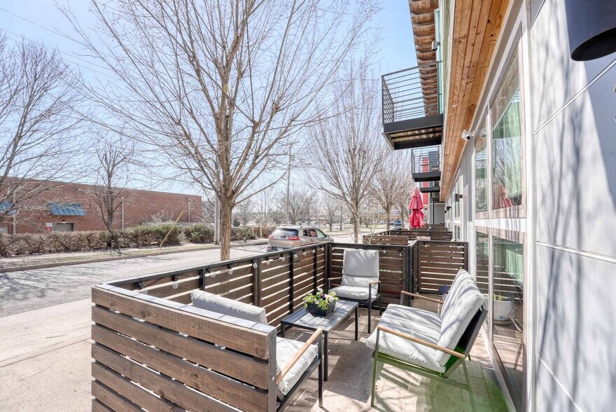 Building Photo - 330 W 5th St