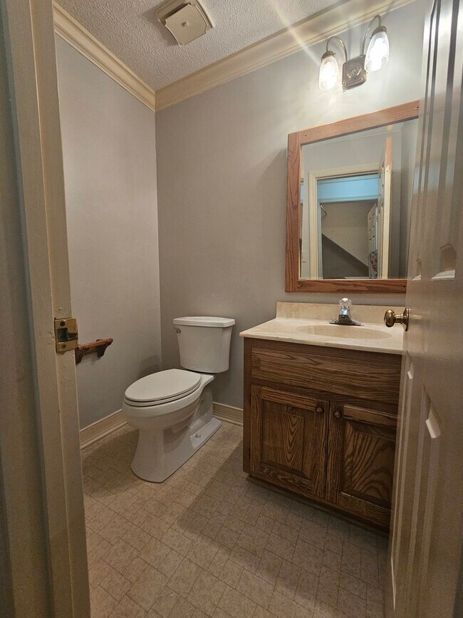 Building Photo - NEW LISTING!!!! Dont Miss Out