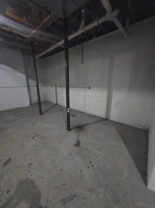Building Photo - Spacious 3-Bedroom Condo in Gated Communit...