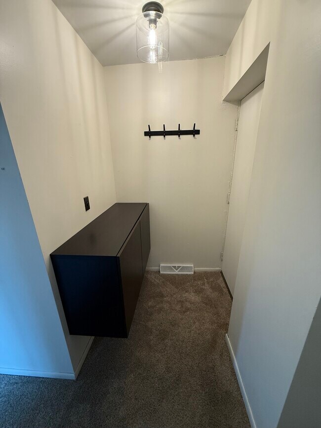 Building Photo - 561 Laurel Ave