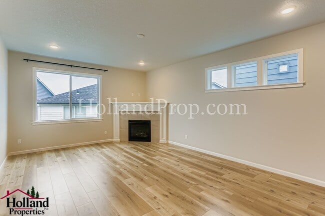 Building Photo - ** Stunning 5-Bedroom, with Pergola! Move in special $300 off first month rent*** NEW PRICE at $2...