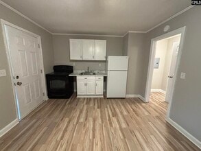 Building Photo - 3800 Fern Ave