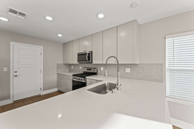 Building Photo - Beautiful two-story home with a bright open floor plan and modern finishes throughout. The spacio...