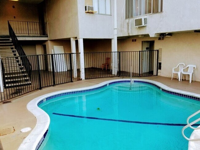 Building Photo - 1 Month Free! Fully Renovated 1-Bedroom Ap...