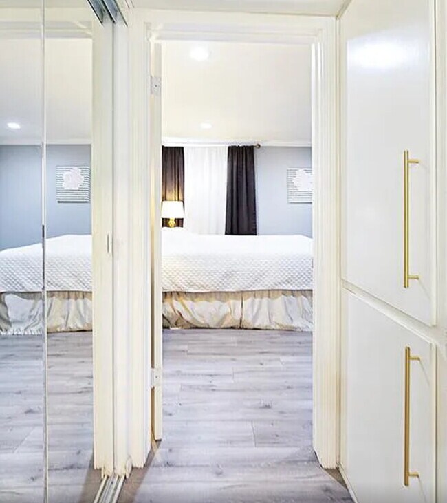 Building Photo - "Chic Pasadena Retreat: 1-Bedroom Gem with...