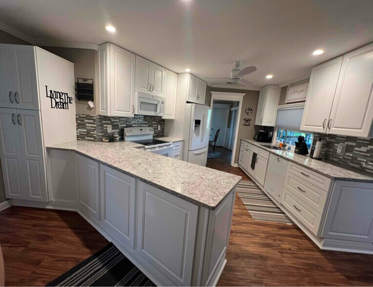 Building Photo - 213 Chardin Dr