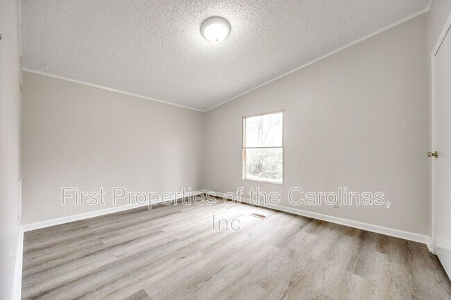 Building Photo - 128 Summerglen Dr.