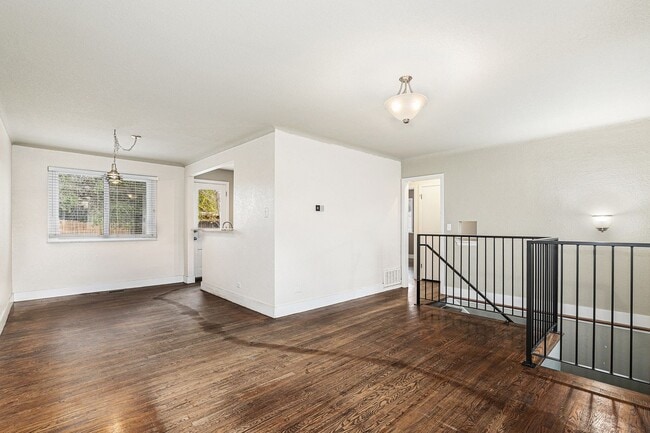 Building Photo - Spacious 3 bed 2 bath home in Denver