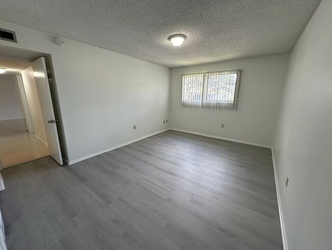 Building Photo - Beautiful 2/2 Condo! Available, 2nd Floor!