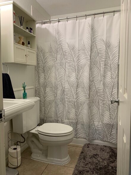 Cozy 1x1 condo at 45th St and Duval in Austin Tx. Bathroom with lots of storage - 407 E 45th St #116