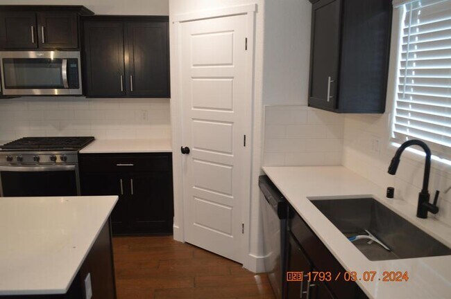 Building Photo - 1663 Thistle Ln
