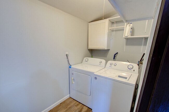 Building Photo - 200 Cynthia Dr