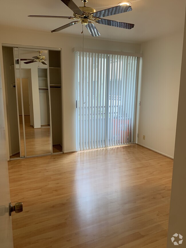 Building Photo - 500 S Berendo St