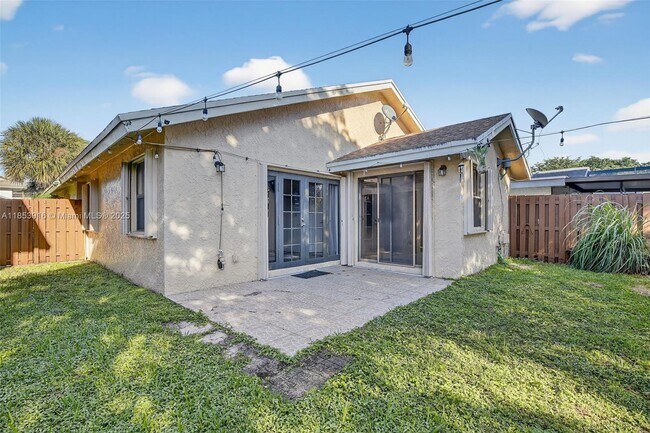 Building Photo - 581 Lakeside Cir