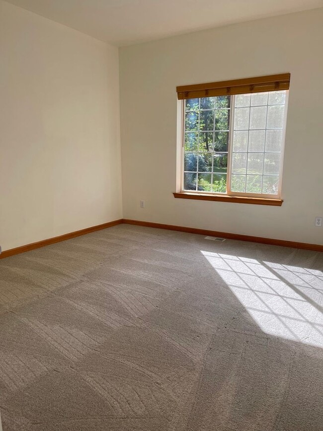 Building Photo - Prime Poulsbo location....3 bedroom rambler with bonus or office