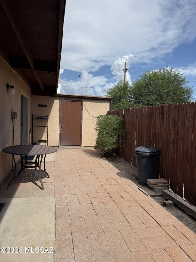Building Photo - 964 S Pantano Rd