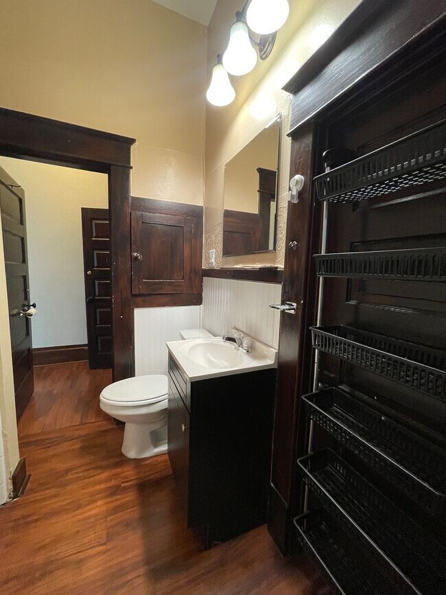 Building Photo - 305 W 38th St