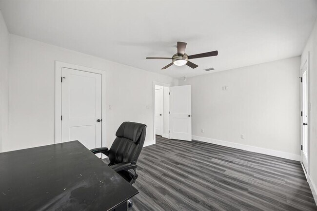 Building Photo - 813 Chihuahua St