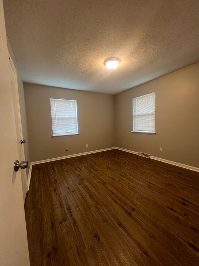 Building Photo - 811 Cedarcrest Dr
