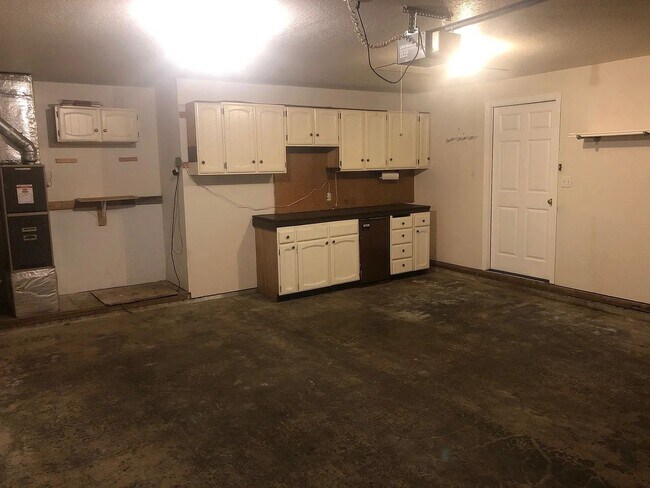 Building Photo - Spacious Single Level 3bd 2.75bath availab...