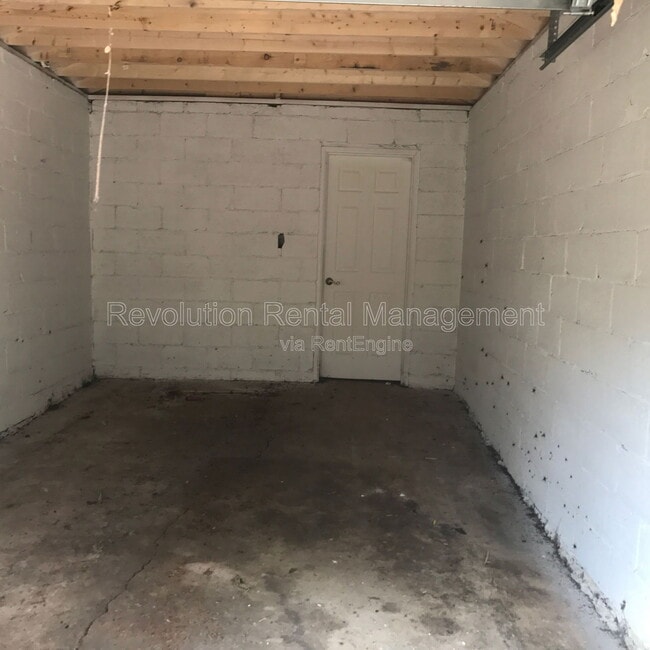 Building Photo - 2715 Larkspur Dr SE