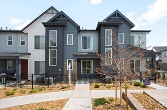 Building Photo - Modern 3BD, 2.5BA Castle Pines Townhome wi...