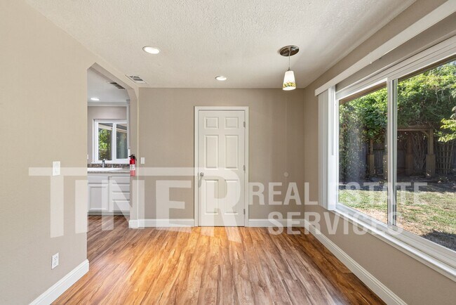 Building Photo - 639 Flower Dr