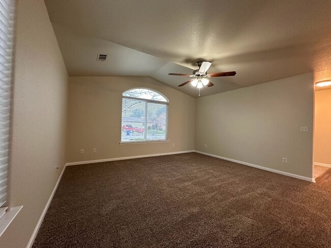 Building Photo - Well maintained home in desirable neighborhood!