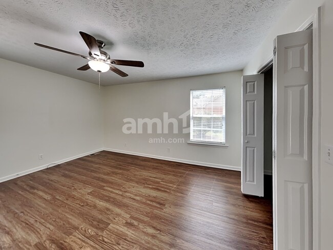 Building Photo - 204 Creekwood Dr