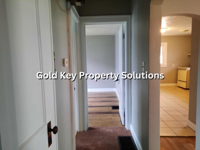 Building Photo - Large 2 BR 1 BA House with Family Room, Ba...