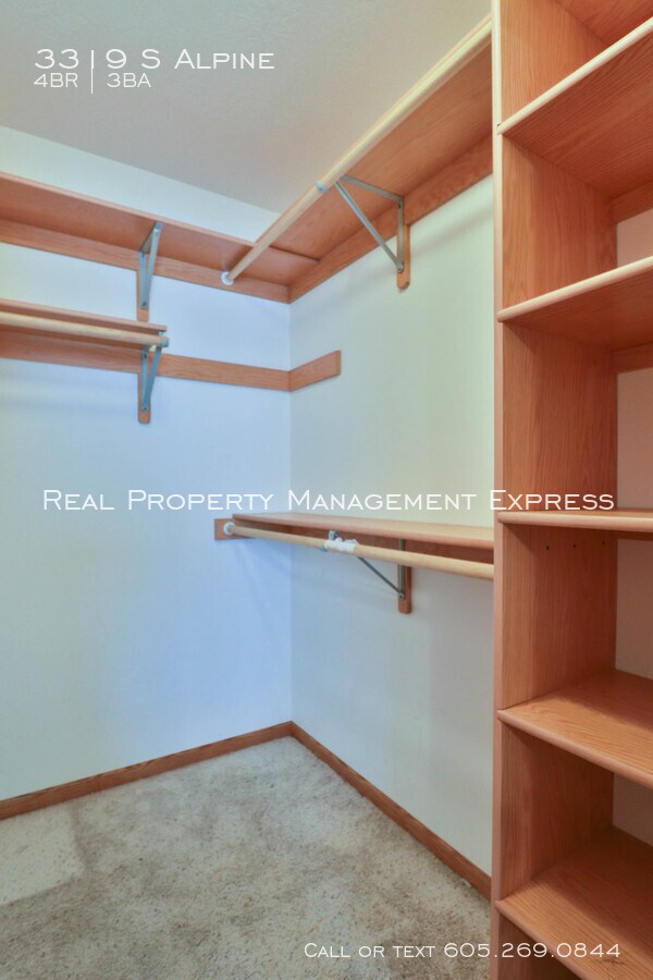 Building Photo - Perfect 4 bedroom 3 bathroom home 2200 sq ft!
