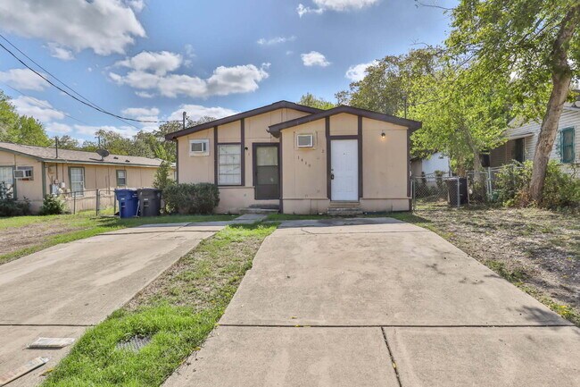 Primary Photo - Newly Renovated 2/1 with New Washer/Dryer