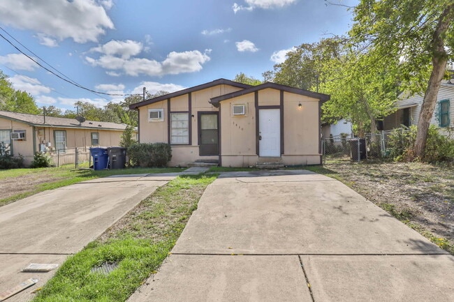 Building Photo - Renovated 2 Bed/1 bath with Washer & Dryer
