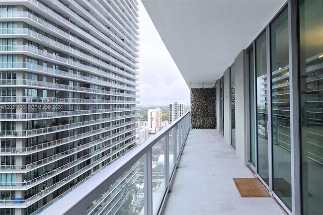 Building Photo - 1111 SW 1st Ave