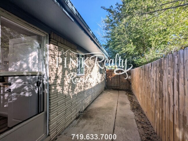 Building Photo - 3916 E Pikes Peak Ave