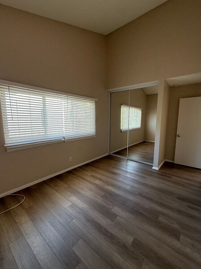 Building Photo - Highly Desirable 3 bed 2 1/2 bath condo in...