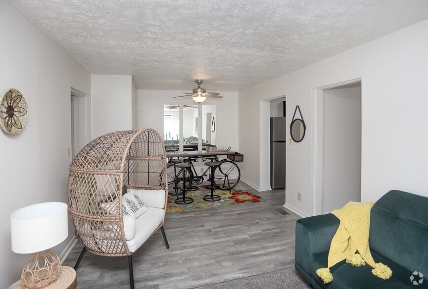 2BR, 1BA - 862 SF - Woodview Manor Apartments