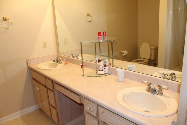 Building Photo - Exquisite 3BR/2BA Home Minutes from Moody AFB with Luxurious Features!
