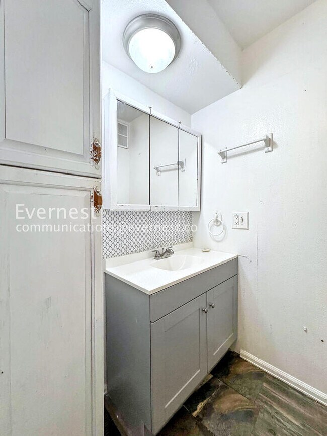 Building Photo - 3 Bed/2 Bath Home with Garage & Fenced Yard