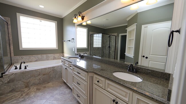 Building Photo - Lovely Heritage Home with Ideal Floorplan