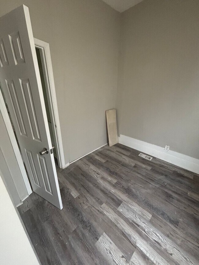 Building Photo - Section 8 Accepted - Spacious 4br/2ba Home