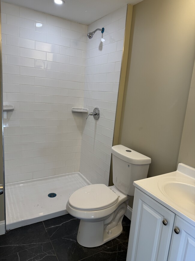 Bathroom suite - 604 N Augusta Ave