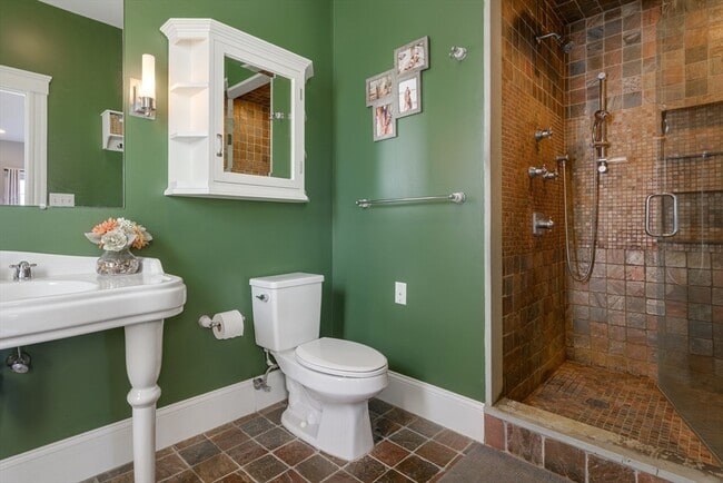 Building Photo - 41 Farragut Rd