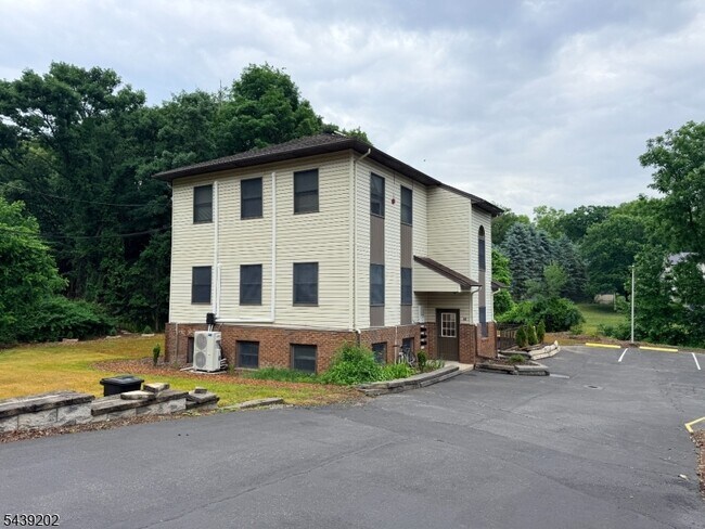 Building Photo - 48 Ringwood Ave