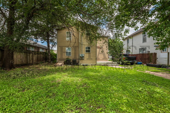 Building Photo - 2147 N Park Pl