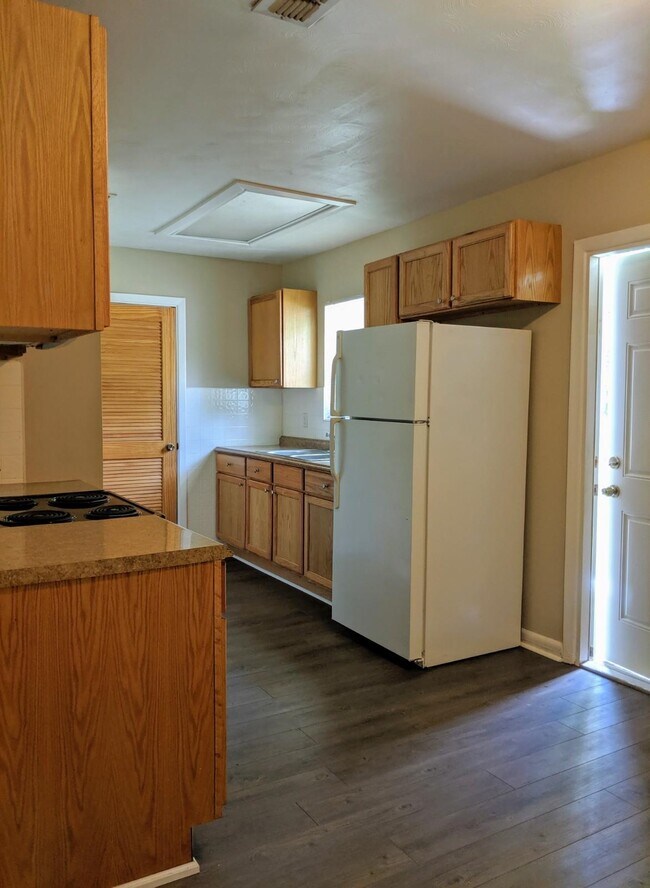 Building Photo - 806 Essex Dr