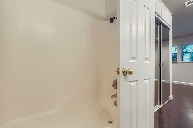 Building Photo - 8600 Tallwood Dr