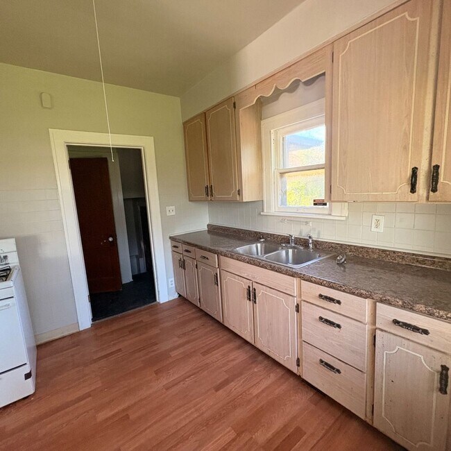 Building Photo - Charming 3 - Bedroom Property in Prime Location