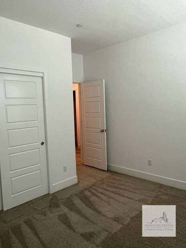 Building Photo - 2710 E Tamarind Dr