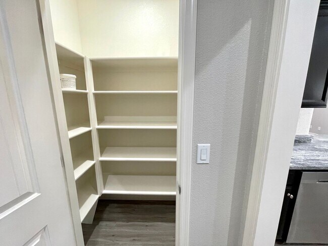 Building Photo - Beautiful 3 Bedroom 2 Bathroom Home! *HOME IS CURRENTLY OCCUPIED, PLEASE DO NOT DISTURB THE TENANT*